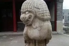 搞笑gif动图：这摩托车比赛也太刺激了，都像飞起来一样图片