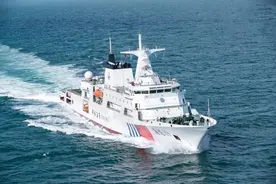 我国首艘万吨海巡船交付入列图片