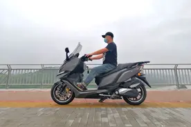 CT250的竞争对手来了！赛科龙平脚踏踏板车RT3C静态体验图片