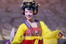 西安不倒翁女孩已与男友分手，男生依旧发女生照片，网友说蹭热度图片