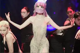 33岁张俪挑战校园写真，抹胸吊带小黑裤，蜂腰翘臀魔鬼身材真绝图片