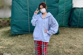 宋祖儿迷惑穿搭，红裤子配绿拖鞋，网友：像东北大美妞图片