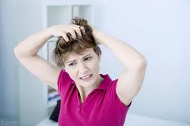 头皮发痒时，一抓发现有疙瘩是怎么回事，是生病了吗？图片