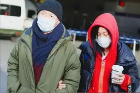 54岁那英与丈夫现身机场，同穿万元情侣装，夫妻罕见同框图片
