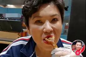 邓亚萍近况曝光超朴素！啃鸡爪直接用手接骨头，回归田园醉心种菜图片