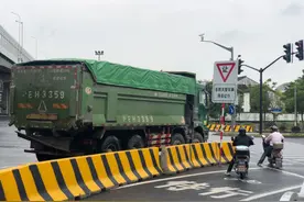 预防"包饺子"!部分路口试点"大车右转必停"，"电子警察"配套监管图片