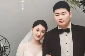 大衣哥亲家母首露面，美丽端庄现身女儿单位，颜值比女儿还高图片