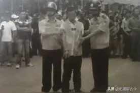 2010年，16岁少年为了一部手机，入室残杀母子，看守所内痛哭流涕图片
