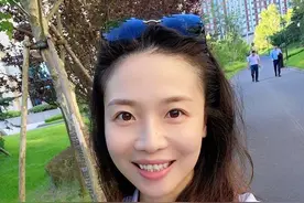 中国女排奥运冠军魏秋月，抱着儿子送丈夫出征，袁灵犀曾两度落泪图片