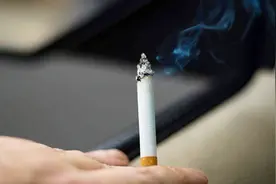 经常吸烟，手指发黄怎么办？教你小技巧，轻松变白！视频封面