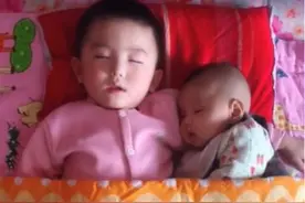 哥哥哄弟弟睡觉，掀开被子看到被窝情况后，妈妈的心都暖化了图片