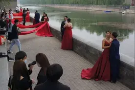 惊呆！准新娘收到婚纱照后傻眼，“男主角”竟是分手4年的前男友图片