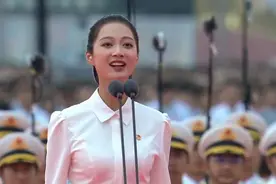 庆祝大会领诵女孩火了！穿白衬衫昂首挺胸超美，170身材不输模特图片