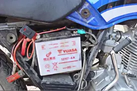 摩托车电池充不住电一用就没电了？师傅教你用热水自己修复如新图片