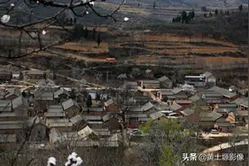 河南92岁老奶奶独居古戏楼，还能上山摘棠梨花卖钱，生活啥样子图片