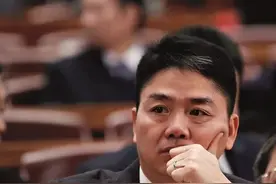 警方披露刘强东案细节：男方称证实无辜，女方回应“鬼扯的鸳鸯浴”图片