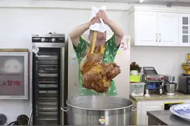 小伙吃夜宵，竟然6000千元买只220斤大鸵鸟，这胃口实在是好图片