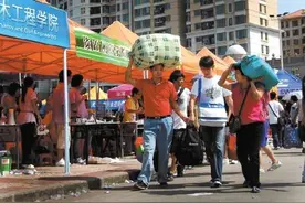 新生报到，被子是自己带还是去学校买现成的？听听过来人怎么说图片