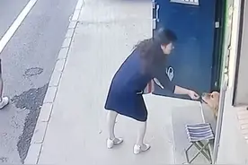 吉林一女子偶遇狗子突然驻足喂食，狗子吃一口她吃一口画面太暖心图片