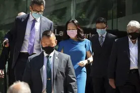 孟晚舟戴脚镣现身太令人心疼！穿小香风霸气全开，名媛范赢过妹妹图片