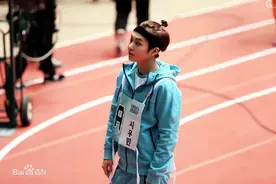 他是爱豆中的天才，顶级男团里的学霸，读完研究生攻读博士图片