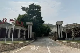 距离中山1小时车程的荒废烂尾别墅，这里曾经发生过什么？图片