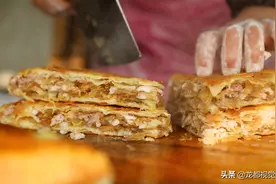 河南大爷集市卖“巨饼”四十多年，很多人从城里专程开车来买图片