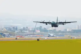 网传两架美军“超级大黄蜂”过境台湾 台空军证实为飞曼谷韩国运输机图片