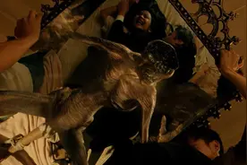 女孩被魔兵附身，一笑瘆人图片