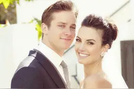 她与富N代石油王子离婚，生两娃身材不走样，穿露肩装秀迷人锁骨图片