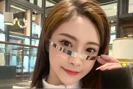 丁真私联女网红，直夸女生长得好看，两人还有同框甜蜜合影图片