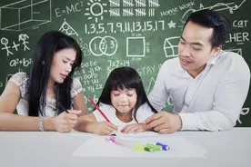 家长应该批改作业吗？教育界专家：学校和家庭要有边界图片