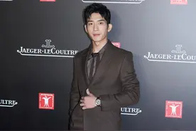 井柏然和自己的蜡像合影，帅哥也有搞笑可爱的一面图片