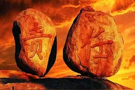 男孩一边与同居女友规划未来，一边追心仪的女孩，女友一无所知图片