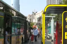 公交站台新增自动贩卖机 市民觉得挺方便图片