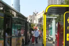 公交站台新增自动贩卖机 市民觉得挺方便图片