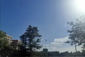 把窗帘拉开，让阳光进来！图片