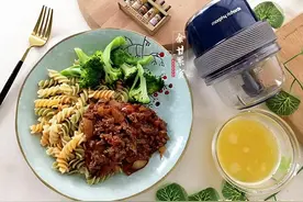 学生早餐常选它，锅里煮一煮，用牛肉酱料拌匀上桌，料足管饱图片