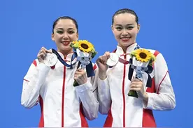 花样游泳黄雪辰、孙文雁夺银！3点起床盘发，满头夹子痛得要死图片