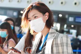 万茜受伤后首次现身机场 手缠绷带穿西装攻气十足图片