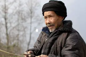 农民捡一破盆当烟灰缸用，收藏家2包烟顺走，后来拍出180万图片