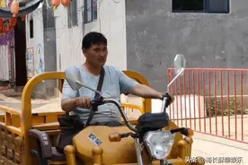 大衣哥给儿媳盖的别墅竣工，大衣嫂喜笑颜开，专门带村民来参观图片