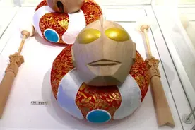 日本的寺庙太野了，供奥特曼就算了，居然还有供初音、出同人本的图片