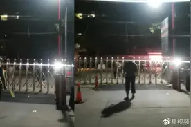 大学封校憋坏门卫大爷！两门卫大爷校门口隔门打羽毛球图片