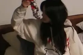 继随地吐痰后杨超越因闻袜子被骂，她霸气回应：仙女的脚不会臭！图片