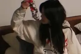 继随地吐痰后杨超越因闻袜子被骂，她霸气回应：仙女的脚不会臭！图片