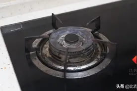 不用一滴水，教你轻松去除灶台污垢，三样材料家家都有，回家试试图片