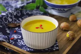 秋天，板栗正当季，和南瓜一起做成豆浆，香甜细腻，营养又好喝图片