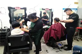 郑州特级理发师闹市区剪发只收5元，8年价格不变图片