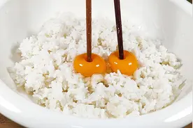 教你酱油炒饭，米饭不粘连不成团，粒粒分明，比蛋炒饭还好吃图片